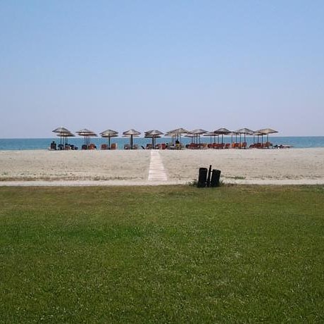 Παραλία με ομπρέλες μπροστά από το ξενοδοχείο Λήδρα